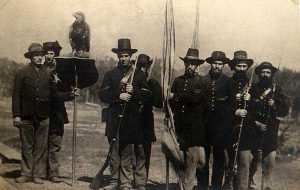  Old Abe and soldiers from the 8th Wisconsin in Vicksburg, 1863 